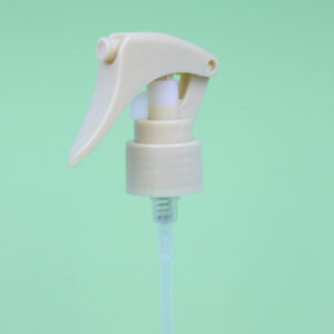 24/410 20/410 A small khaki sprayer can be used for household disinfectants.